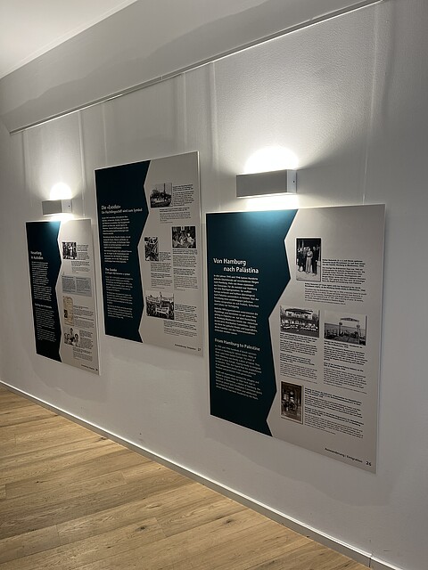 Ausstellungstafeln an einer Wand